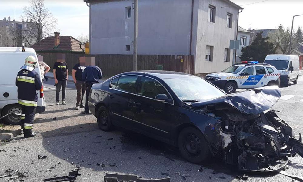 Súlyosan megsérült a sofőr – Peugeot és egy Volkswagen csattant össze Gödöllőn