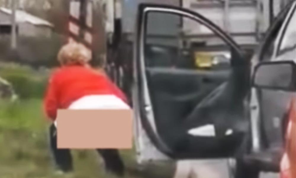 A dugó áldozata: Szegény asszonynak nagyon kellett, ezért az út mellé csinált (18+ videó)