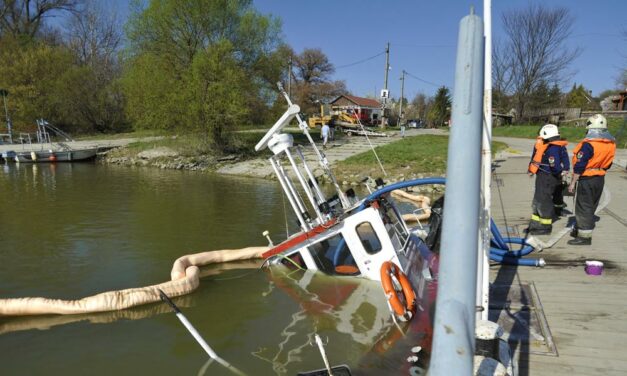 Elsüllyedt egy hajó a Dunában Százhalombattánál