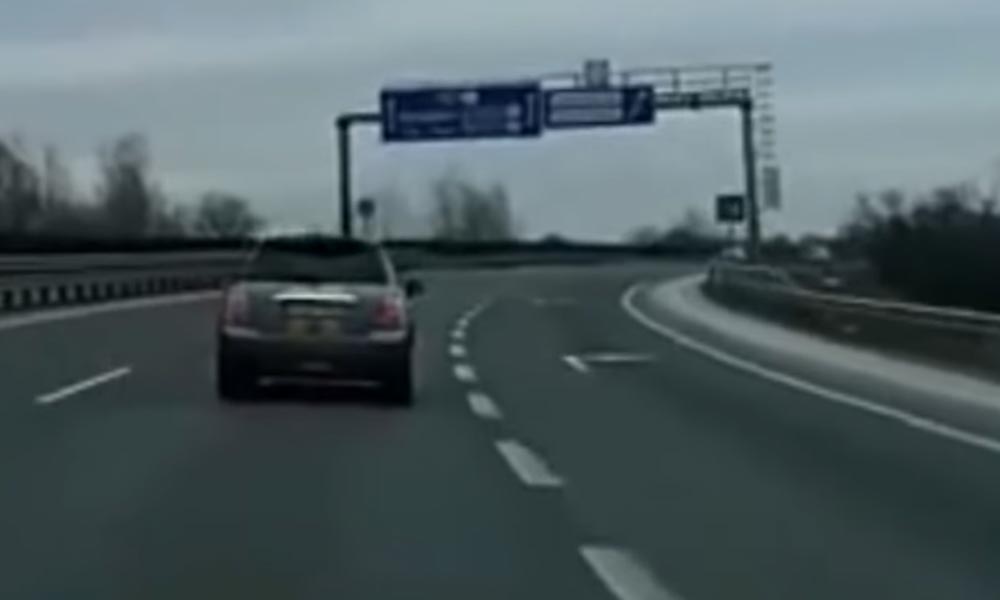 Az idióta a Minivel úgy döntött, megleckéztet egy autóst az M0-áson (Videó)