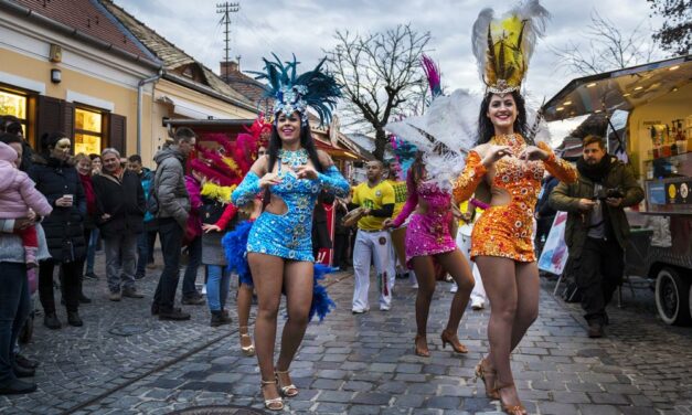 Szambázó táncosnők az utcán – Nagy buli volt a Szentendrei Karnevál