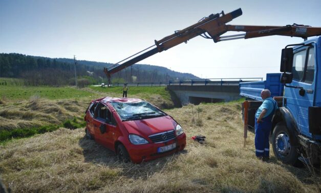 Árokba zuhant egy a Mercedes Biatorbágy közelében