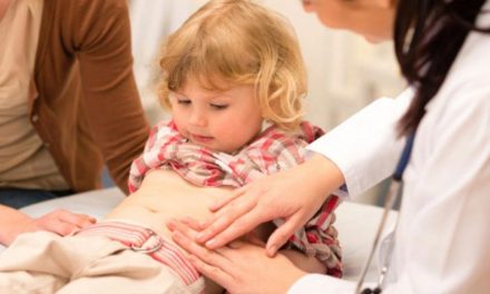 Bilincsben vezették el Dunavarsány egyik gyermekorvosát és asszisztensét, miután pénzért hamisan igazolták a kötelező oltások beadását