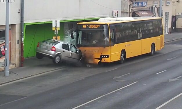 Frontálisan ütközött egy Volánbusszal a 90 éves sofőr – VIDEÓ