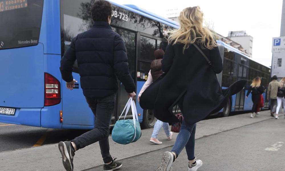 Kinyírták a metrópótló buszok a Váci utat