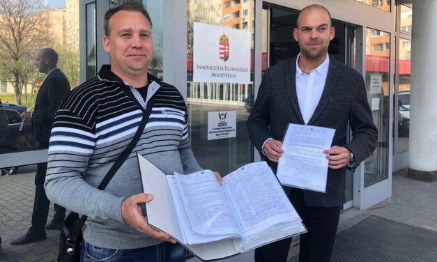 Meglepődött az államtitkár: rengetegen írták alá az M10-es útért a petíciót
