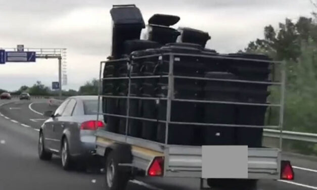 Az M0-áson így potyogtak le a kukák egy utánfutóról (Videó)