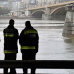 Életveszélyben! Egy fiatal nő lebegett arccal lefelé a Duna vízében a Petőfi híd közelében