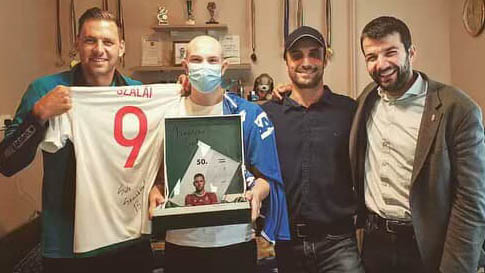 Szép gesztus: Beteg gyömrői focistát látogatott meg a sztárfocista