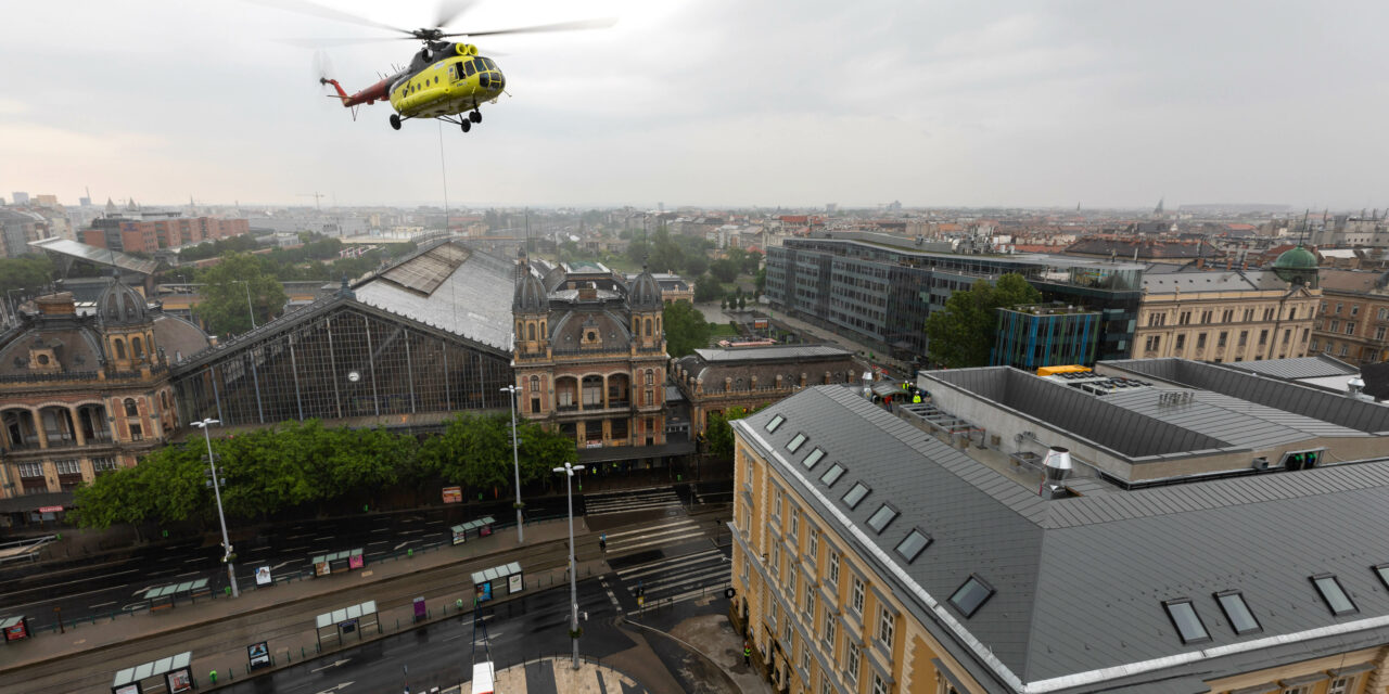 Helikopterrel emeltek egy berendezési tárgyat egy épületre a Nyugati térnél