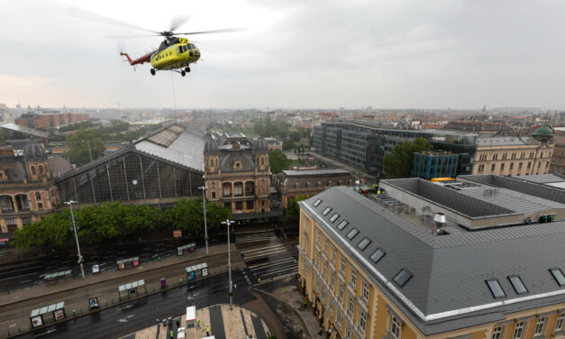 Helikopterrel emeltek egy berendezési tárgyat egy épületre a Nyugati térnél