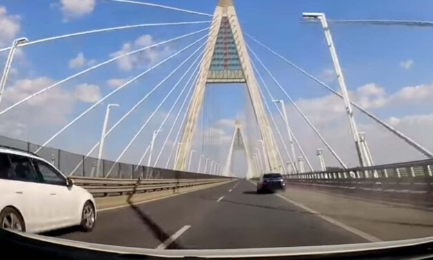 Esztelen verseny a Megyeri hídon – két mercis miatt majdnem meghalt egy család (Videó)