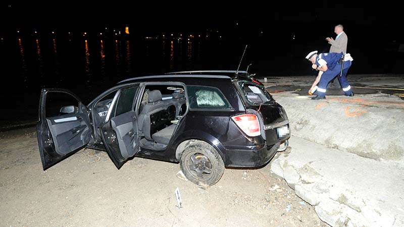 Megrázó részletek a kompkikötőben Dunába csúszott autóba szorult férfi halálával kapcsolatban