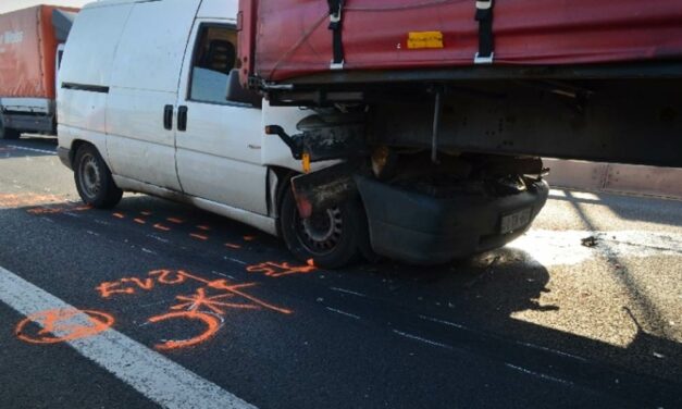 Lefékezett a kamion az M0-áson a Citroen pedig alágyűrődött