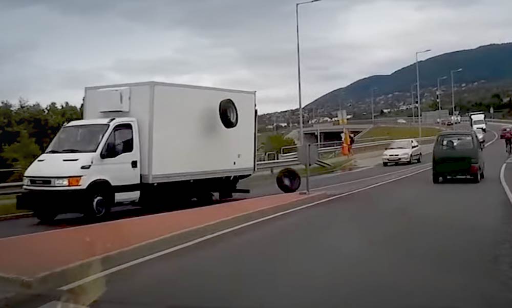 Így repült le egy teherautó kereke az ürömi körforgalomnál (VIDEÓ)