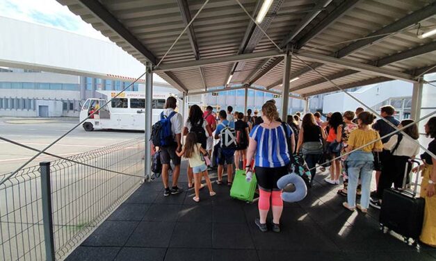 Káosz Ferihegyen, több órás is lehet a várakozási idő, mire valaki beléphet az országba