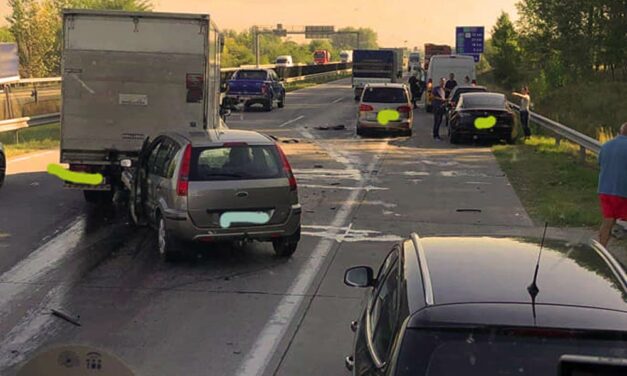 Rendőrök irányítják a forgalmat az M1-esen, Biatorbágynál teljesen bedugult az 1-es főút