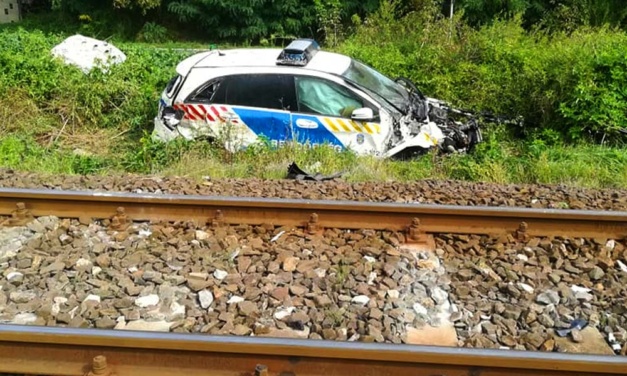 Rendőrautó vonattal ütközött, késések vannak a váci vonalon