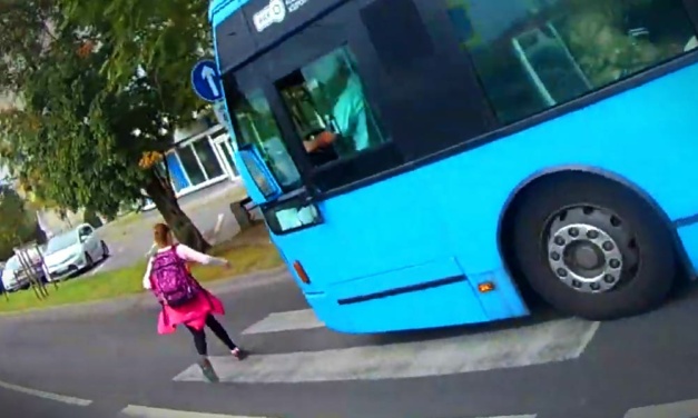 Durva videó! Majdnem elgázolt egy kislányt a BKV busz