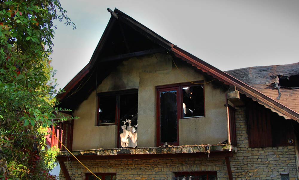 Földönfutó lett egy hétgyermekes család, miután leégett a házuk
