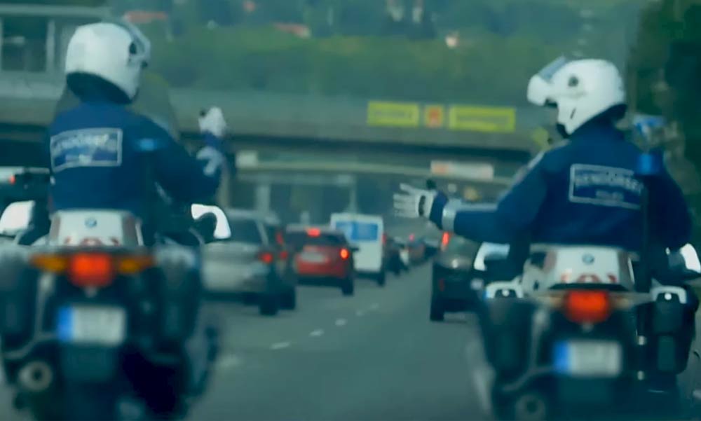 Példátlan dolgot csinált két rendőr az M7-esen (Videó)