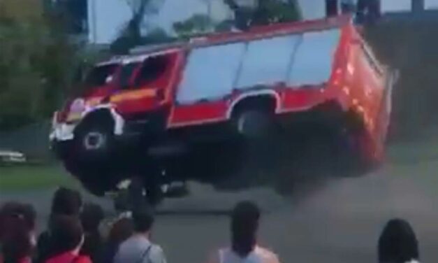 Felborult egy tűzoltóautó a diákoknak tartott bemutatón Vácon – Látványos videó!