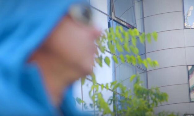 Egy besurranó tolvaj elmondja miért jut be könnyen bárhová és hogyan találja meg azonnal az eldugott pénzt