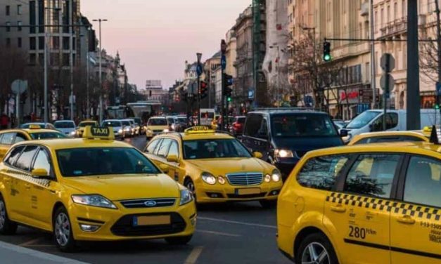 Brutális tarifaemelésért tüntettek a taxisok: 1000 forintos kiállási díjat és 500 forintos kilométerdíjat követelnek