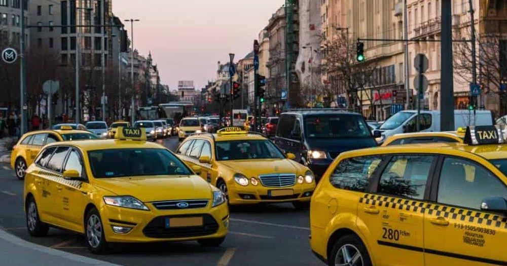 Karácsony Gergely ablaka alatt tüntettek a taxisok 1000 forintra emelnék a minimális tarifát, a kormány enged nekik