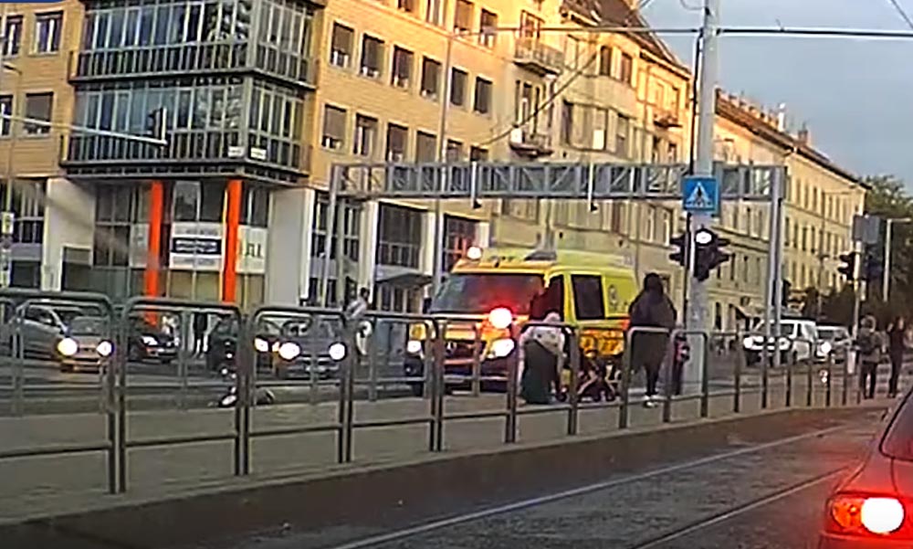 Videón, ahogy a rohammentő elgázolja az elé lépő gyalogost