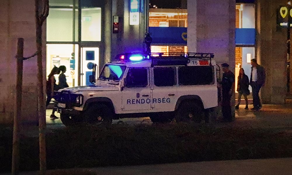 Holtan találtak egy nőt Budapesten egy irodaház előtt