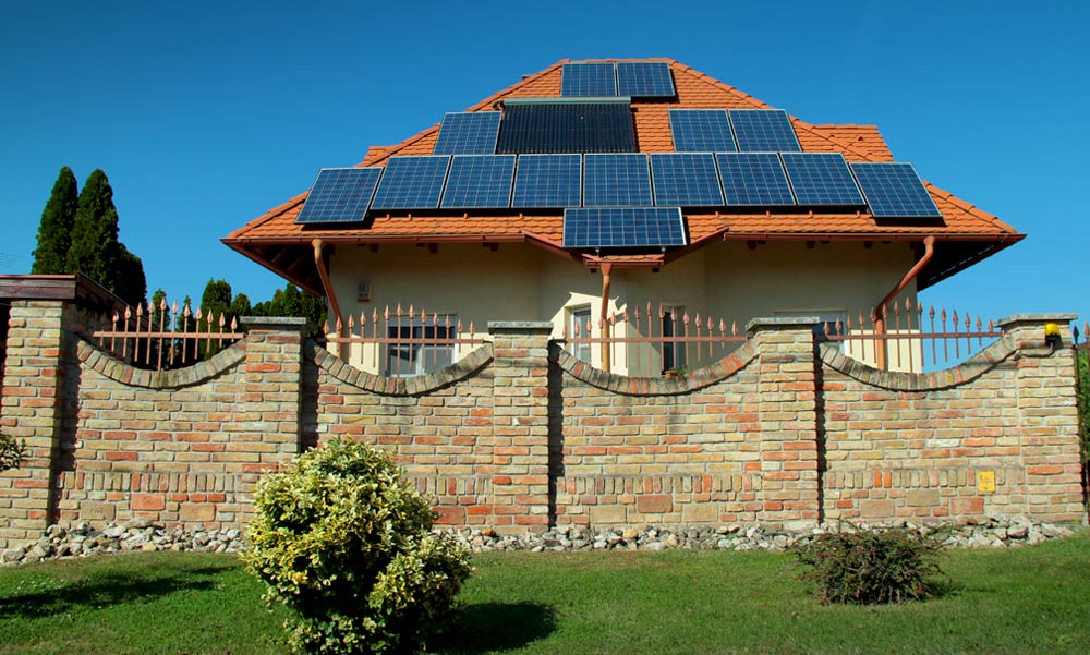 Több évtizedes befektetéssé válik mától a házi napelemek telepítése a kormány szigorítása után