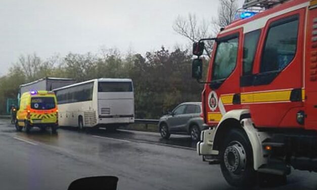 Árokba borult egy autó az M3-as autópályán, az eső miatt több helyen nagyon csúsznak az utak