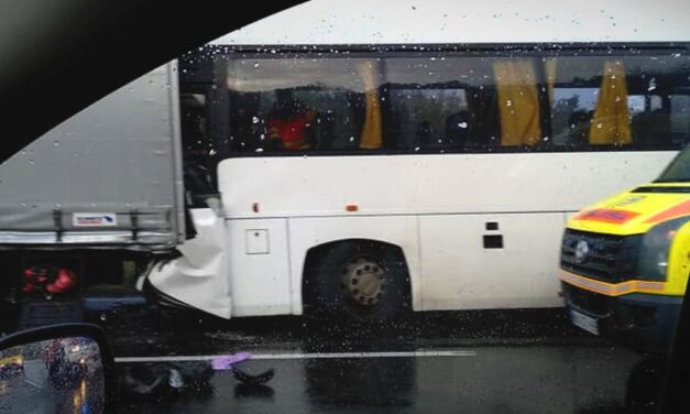Kamionba rohant egy busz az M3-ason, óriási a dugó Gödöllőnél