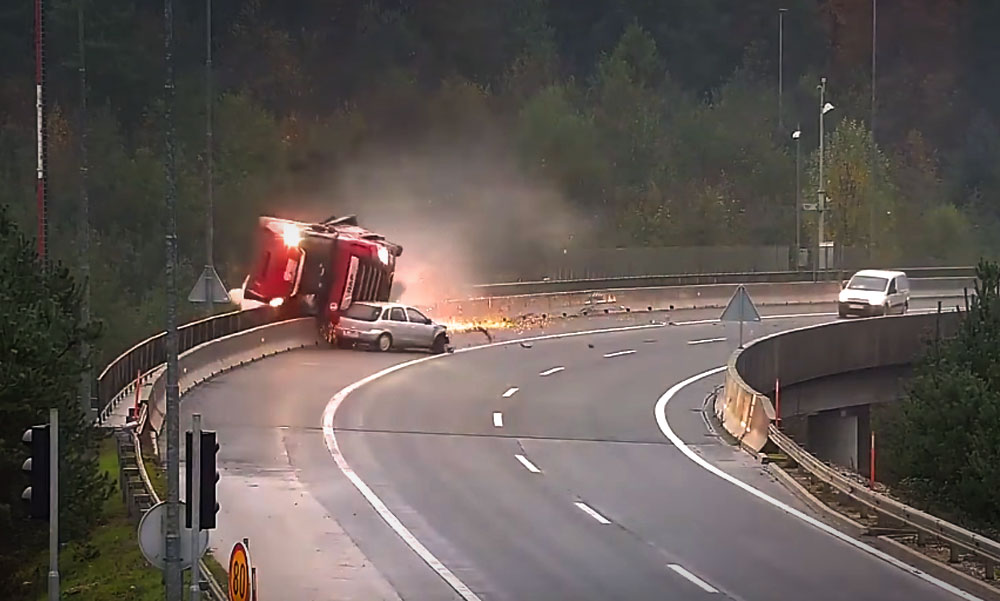 Videón, ahogy a magyar kamionost a szakadékba taszítja egy Opel a „szlovén M0-áson”