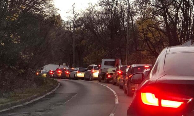 Órák óta áll a forgalom a Budakeszi úton