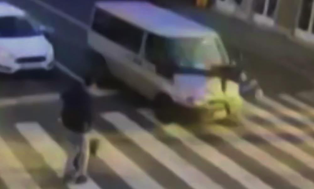 Videón ahogy a furgon elgázolja a nőt a váci zebrán. Már van olyan megoldás, amely segít elkerülni az ilyen baleseteket