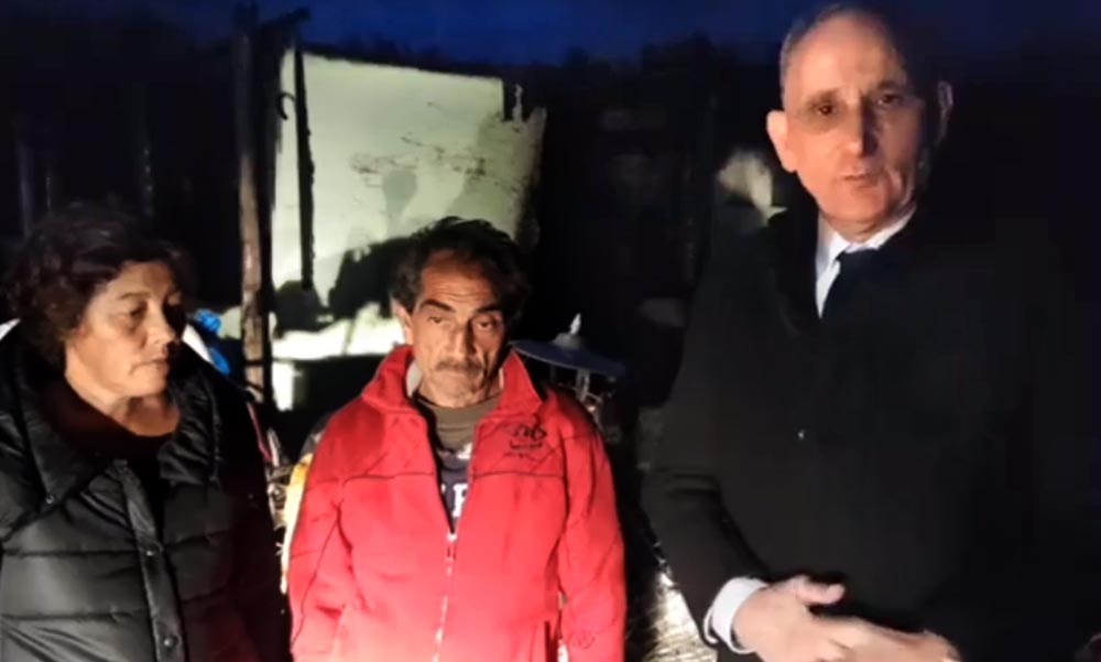 Leégett a házuk, a népszerű polgármester most élő videóban segít a bajba jutott családon