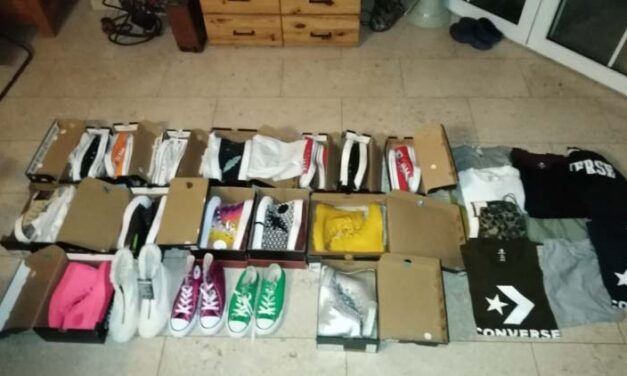 Rengeteg cipőt és ruhát lopott munkahelyéről az eladó