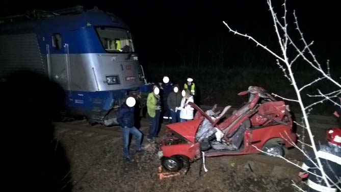 Vasúti baleset: a prágai gyorssal ütközött egy autó, meghalt az idős házaspár