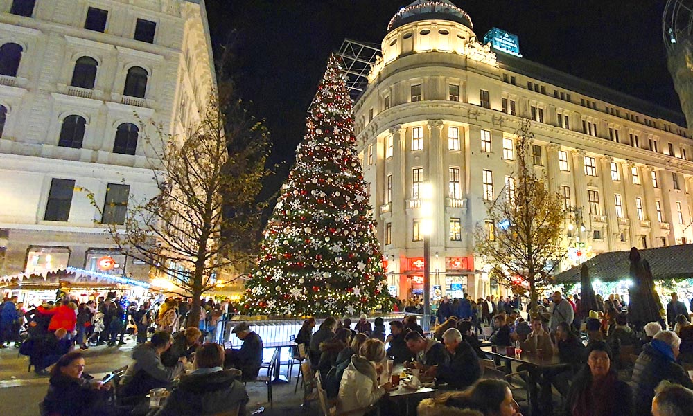 Nem lesznek karácsonyi fényfüzérek az Andrássy úton, változás lesz a Vörösmarty téren is
