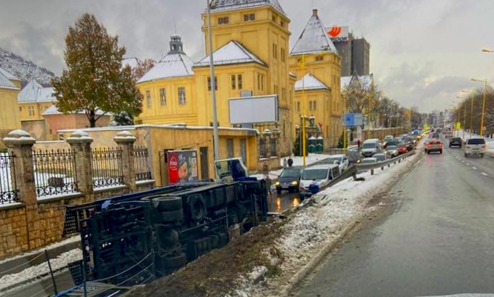 Egy felborult autószállító torlaszolja el a Budaörsi utat, nem lehet kijutni a városból