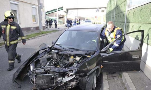 Házfalnak csapódott egy autós, a sofőr életveszélyesen megsérült