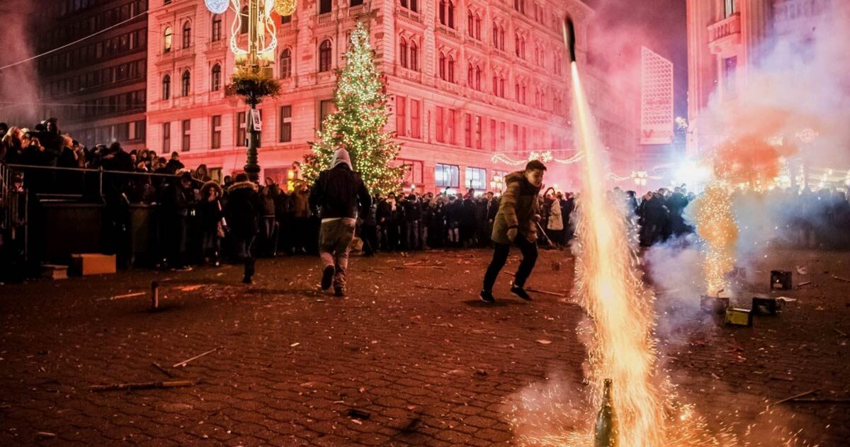 A szilveszteri tűzijátékot soha ne irányítsuk emberre, állatra, járműre vagy épületre