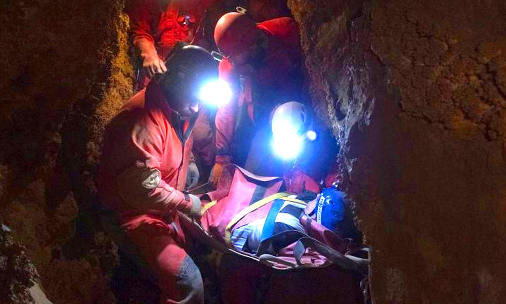 Baleset a barlangban: Óriási erőfeszítés kellett a sérült férfi kimentéséhez