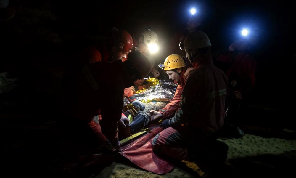 Egy nőt a speciális mentők hozták ki a Mátyás-hegyi-barlangból