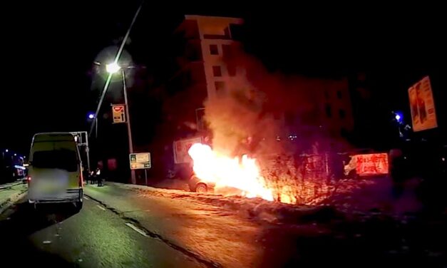 Óriási lángokkal égett egy autó Budán a Szerémi úton (Videó)