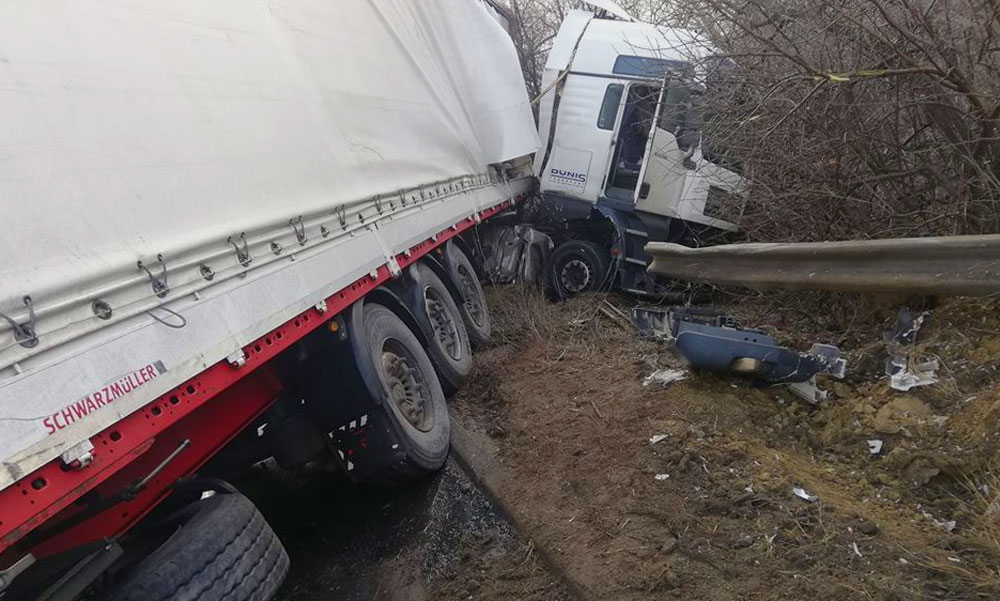 Kamion csúszott az árokba, lezárták az M1-es autópályát