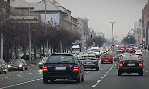 Elképesztő manőver a budapesti Váci úton: oldalba kapta a piros Suzukit a Mazda figyelmetlen sofőrje – VIDEÓVAL!
