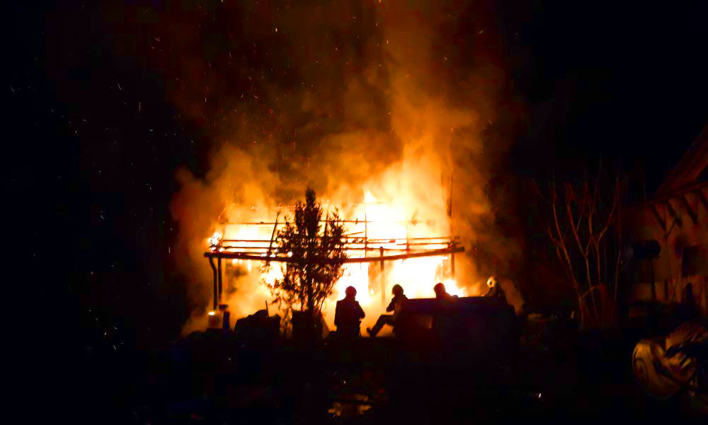 Tűzhalál: Lángolt a férfin a ruha amikor hirtelen rászakadt az égő ház